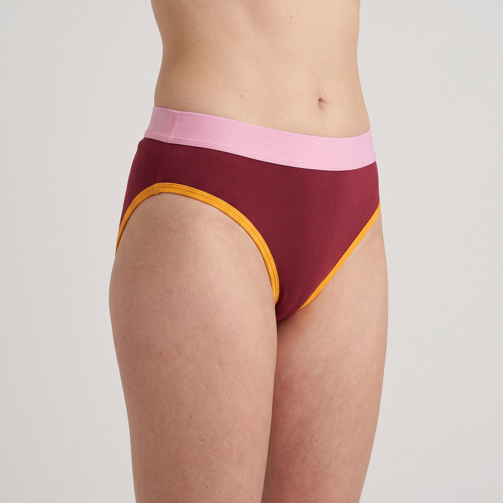 Elastic Thong | Multicolor, worn, close-up